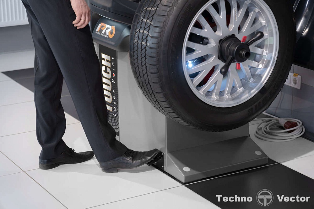 Стенд балансировочный модель iPRO BM5